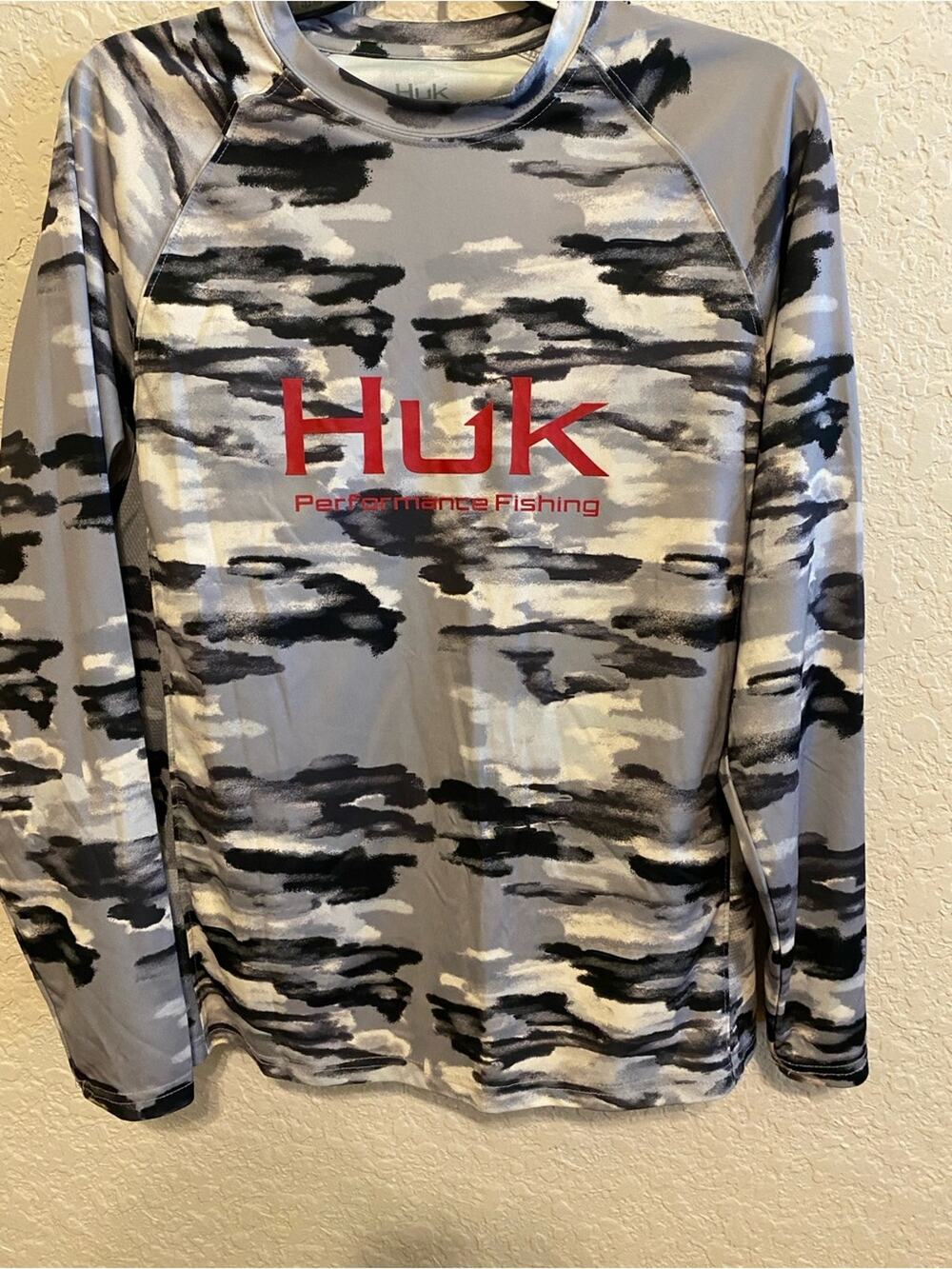 Huk Long-Sleeve Performance Top Black & White Camo men’s Small Moisture Wicking